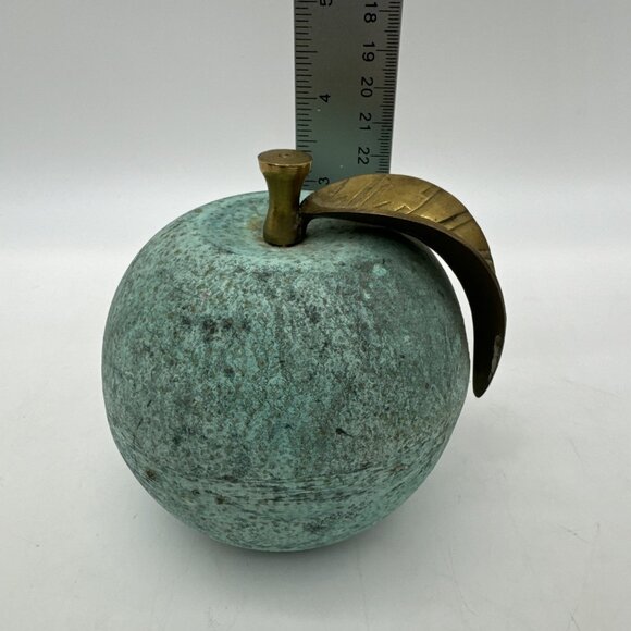 Vintage Brass Metal Apple Fruit Heavy Patina Paperweight MCM Figurine - Picture 3 of 9